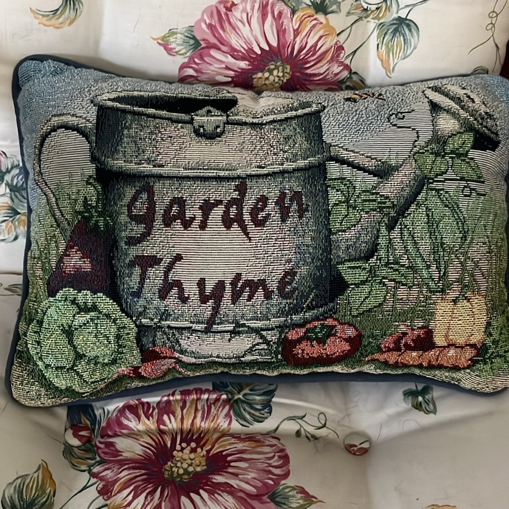 Accent pillow, VTG, beautiful, accent pillow garden thyme 11 1/2” x 7 1/2”